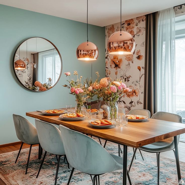 Sala de estar com parede azul, espelho redondo e pendentes rosé gold