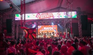 Espaço com pessoas comemorando