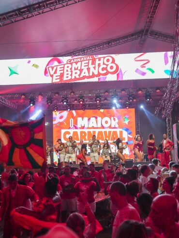 Espaço com pessoas comemorando