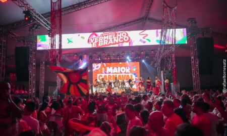 Espaço com pessoas comemorando