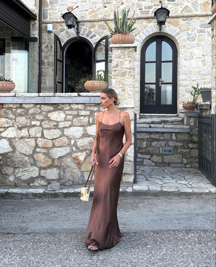 Mulher de pele clara, com vestido de cetim Mocha Mousse