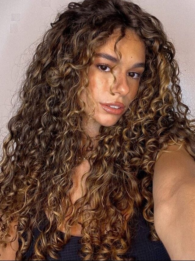 Mulher com cabelo cacheado morena iluminada caramelo