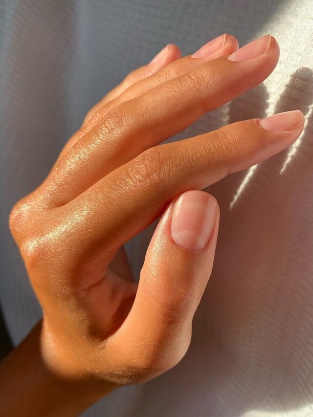 Mão de pele clara, com unha curta e natural