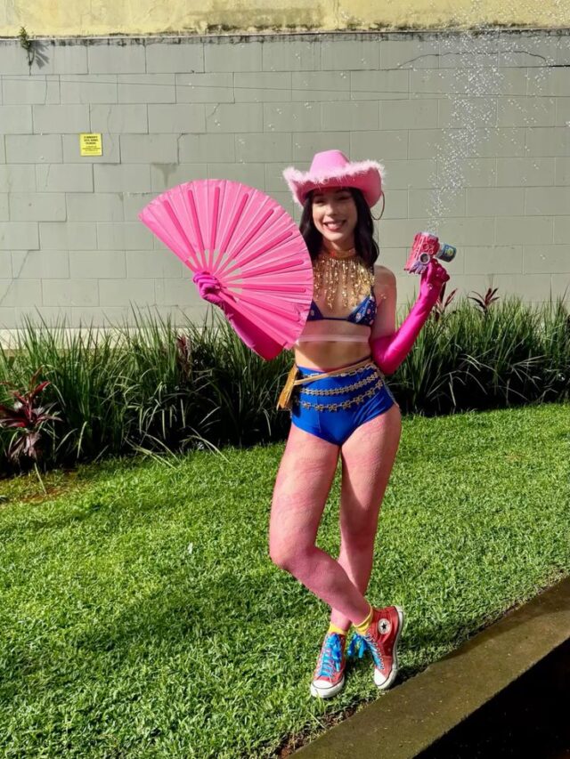 Mulher magra e de pele clara com fantasia de Carnaval