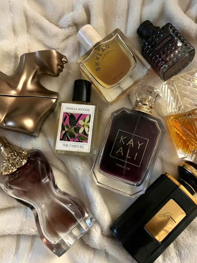 Várias embalagens de perfume em cima de uma toalha