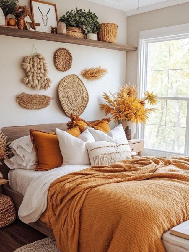 Quarto no estilo boho com roupa de cama em tons alaranjados, itens de vime e rattan, e vasos com plantas