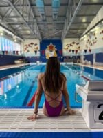 Mulher jovem e magra em frente a uma piscina