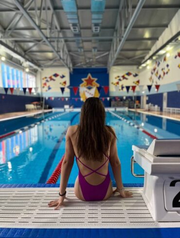 Mulher jovem e magra em frente a uma piscina