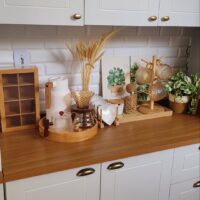 Bancada da cozinha decorada com cesto de café