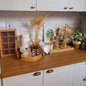Bancada da cozinha decorada com cesto de café