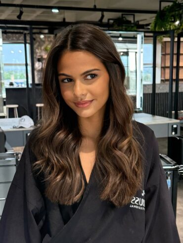 Mulher negra com cabelo liso e longo, com morena iluminada na cor mocha mousse