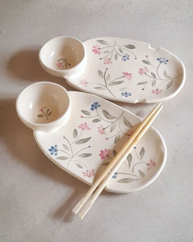 Louça de cerâmica para sushi branca com florzinhas