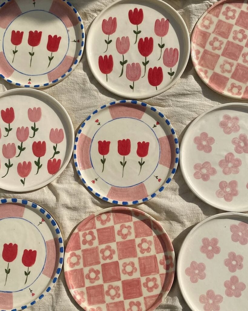 Pratos em cerâmica decorados com flores rosas e tulipas