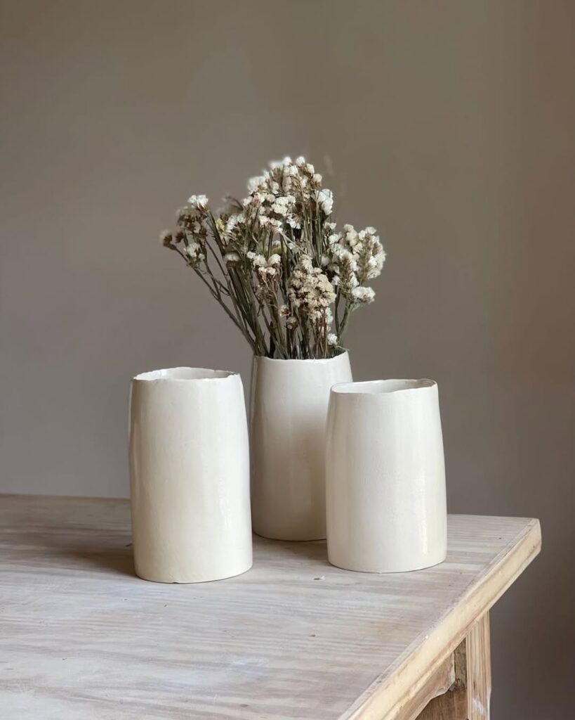 Vasos de cerâmica branca com florzinhas