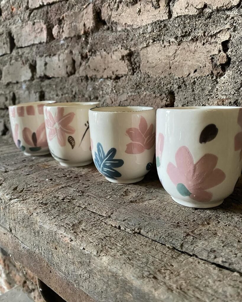 Canecas de cerâmica com flores rosa