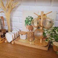 Bancada da cozinha decorada com cesto de café