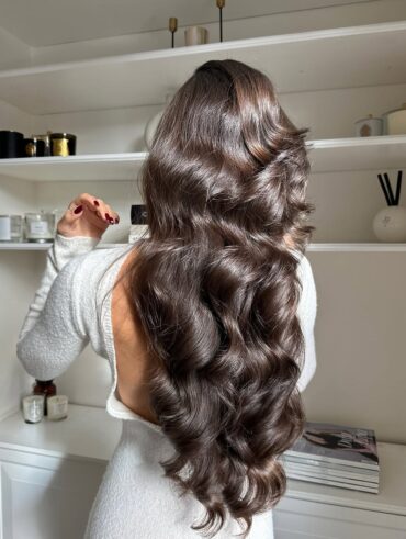 Mulher de pele clara, com vestido branco e cabelo castanho hidratado