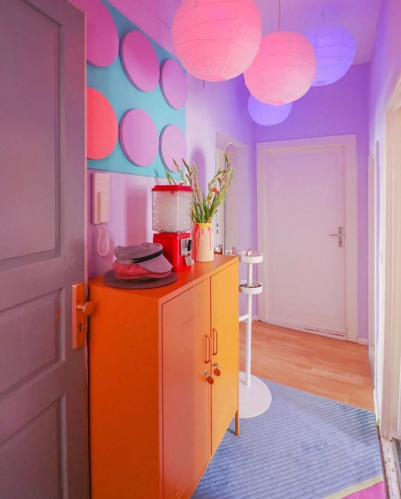 Corredor com decoração colorida
