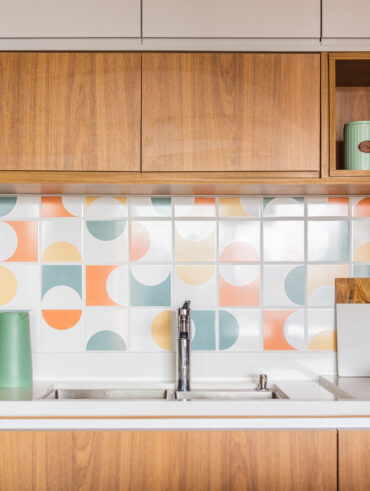 Cozinha com azulejos coloridos