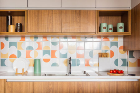 Cozinha com azulejos coloridos