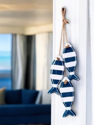 Enfeite de peixinho em branco e azul pendurados na parede
