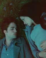 Robert Pattinson e Kristen Stewart interpretando Edward e Bella de Crepúsculo