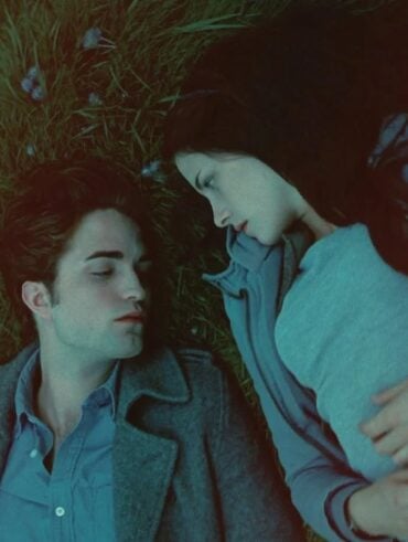 Robert Pattinson e Kristen Stewart interpretando Edward e Bella de Crepúsculo
