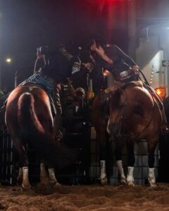 Adan Banuelos e Bella Hadid montados em cavalos