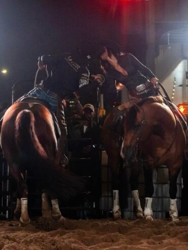 Adan Banuelos e Bella Hadid montados em cavalos