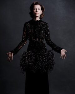 Fernanda Torres em vestido da Chanel preto para o Oscar 2025