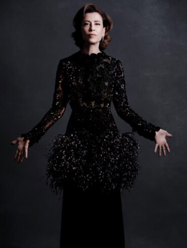 Fernanda Torres em vestido da Chanel preto para o Oscar 2025
