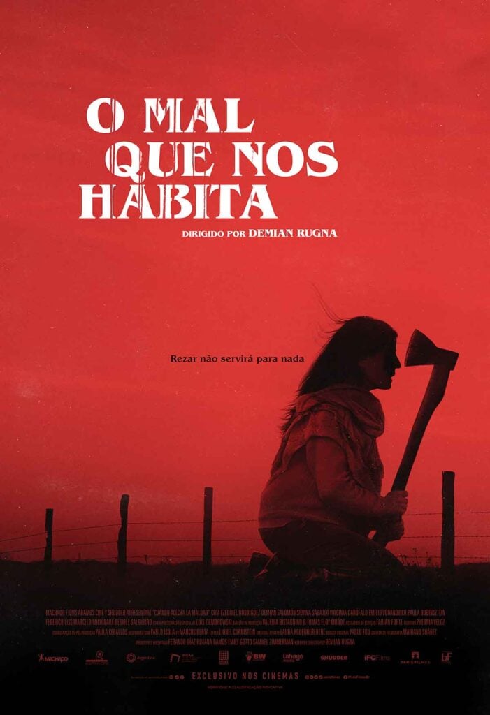 Cartaz de filme com mulher sentada com machado em fundo vermelho