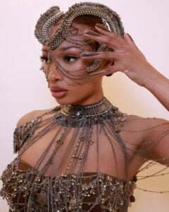 Megan Thee Stallion com look de Gaurav Gupta e unhas invertidas