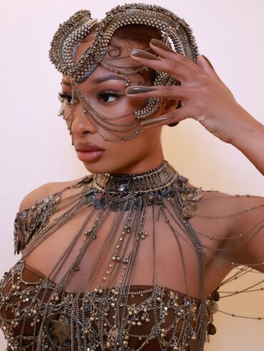 Megan Thee Stallion com look de Gaurav Gupta e unhas invertidas