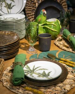 Mesa posta com decoração tropical chic