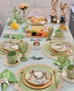 Mesa posta de Páscoa verde com enfeites de coelhinhos