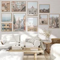 Sala com sofá branco e quadros com fotos na parede atrás do sofá
