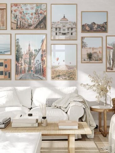 Sala com sofá branco e quadros com fotos na parede atrás do sofá