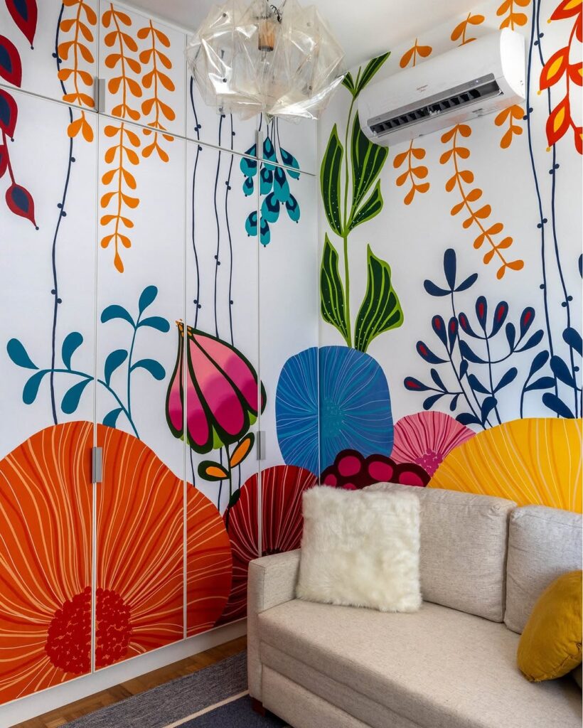 Sala com paredes bem coloridas