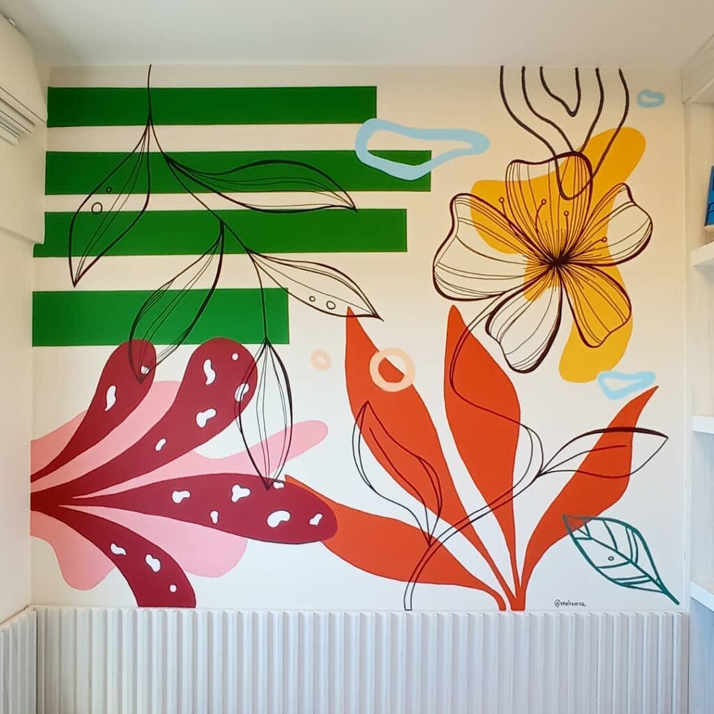 Parede pintada à mão livre com flores e listras coloridas