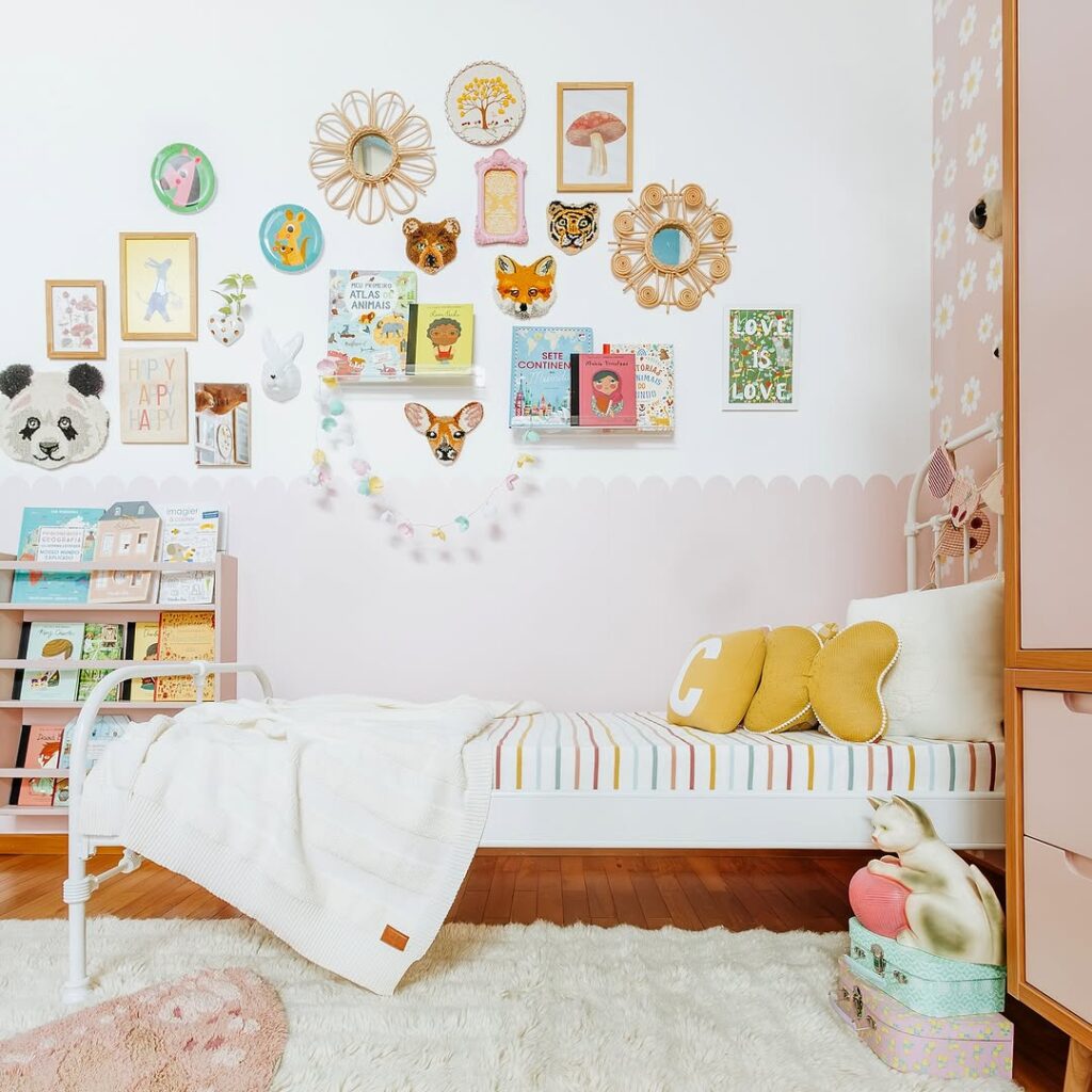 Quarto de criança com parede branca e enfeites coloridos