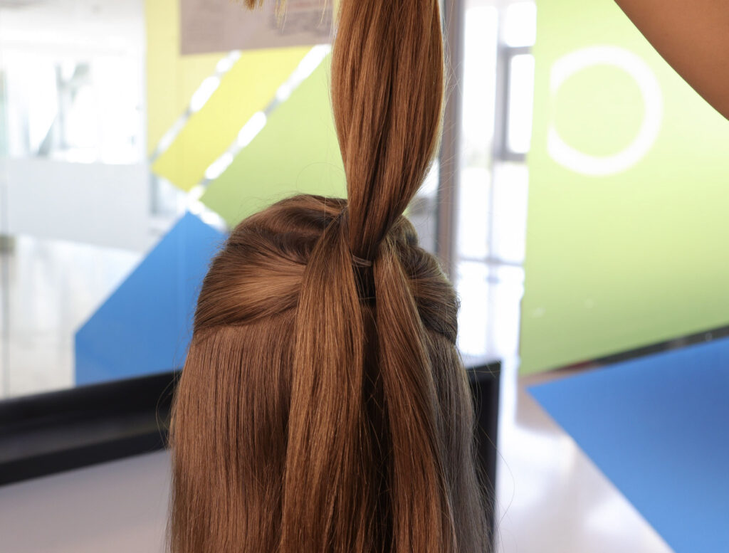 Mulher de costas com cabelo castanho