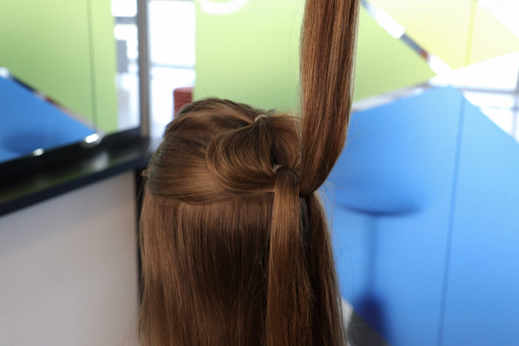Mulher de costas com cabelo castanho