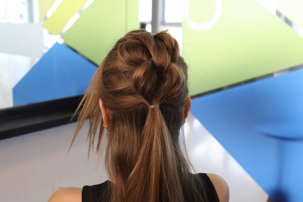 Mulher de costas com cabelo preso