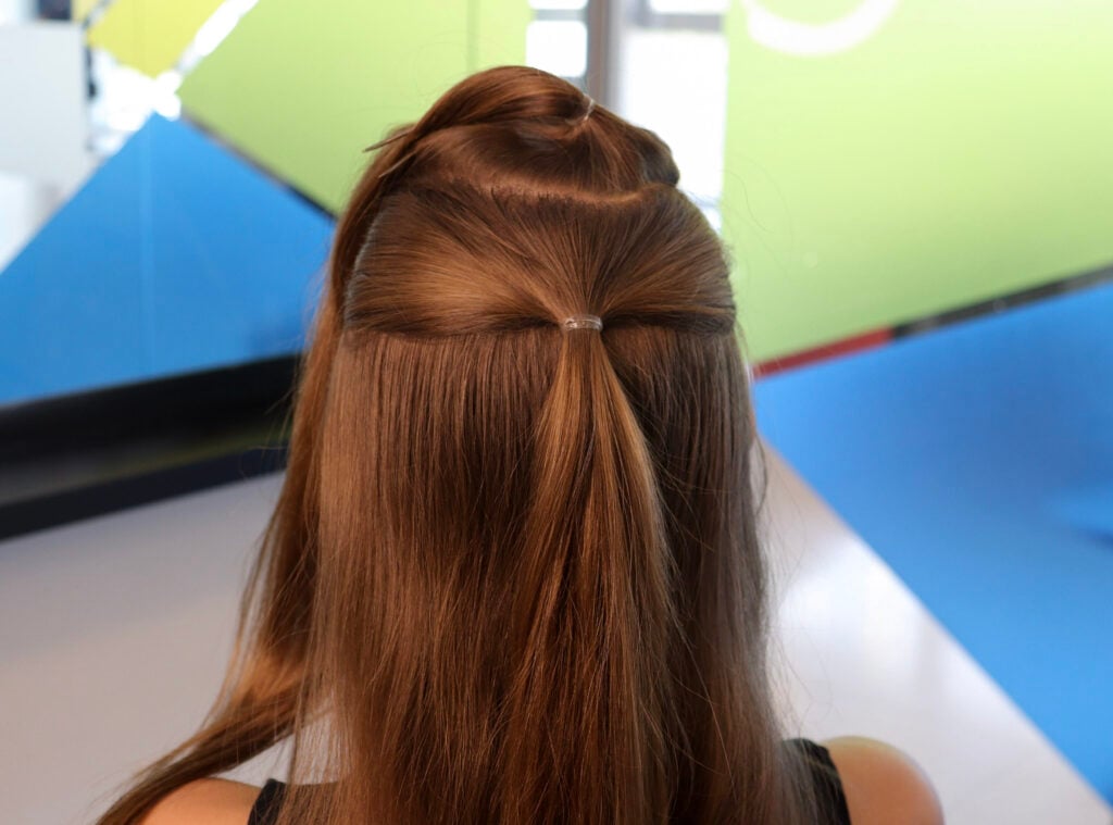 Mulher de costas com cabelo castanho