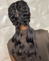 Mulher negra com cabelo escovado com babyliss e trança com penteado para treinar e trabalhar