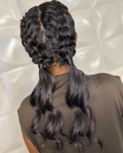 Mulher negra com cabelo escovado com babyliss e trança com penteado para treinar e trabalhar