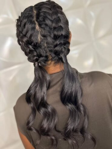 Mulher negra com cabelo escovado com babyliss e trança com penteado para treinar e trabalhar
