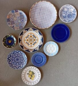Pratos de parede redondos em vários tamanhos e tons de azul