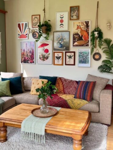 Sala de estar com quadros coloridos de diferentes tamanhos e almofadas coloridas no sofá